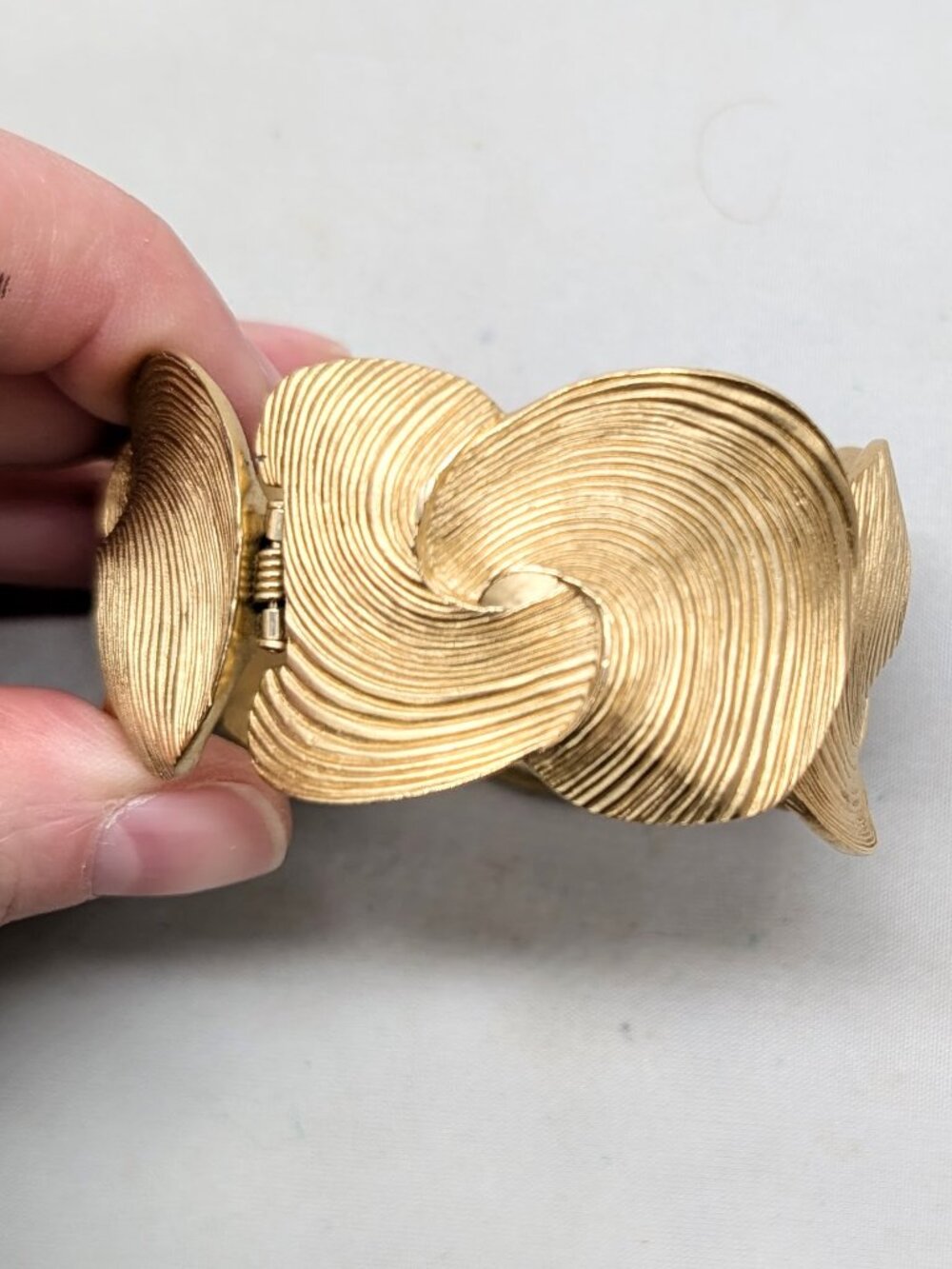 Vintage 1986 Signed Trifari Goldtone & Brown Enamel Cuff Bracelet - Picture 8 of 12